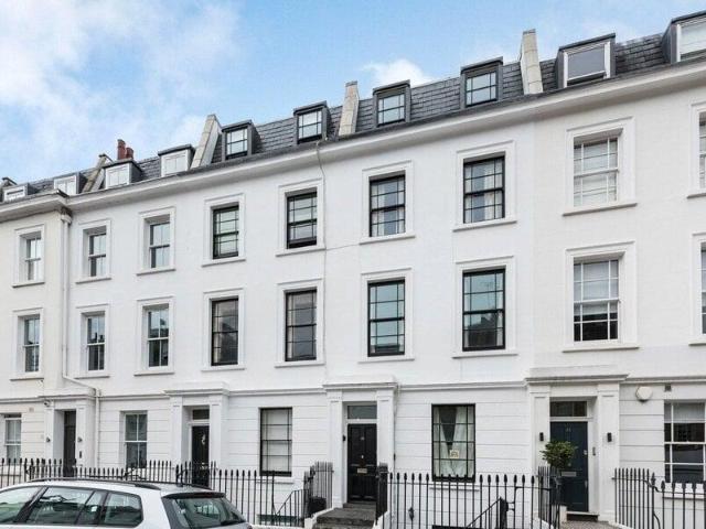Apartment for sale in Cat Hill, England