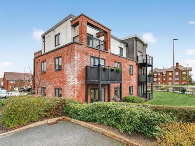 Apartment for sale in Emmbrook, Wokingham