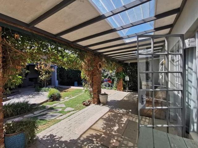 Apartment for rent in Johannesburg Ward 101, Randburg