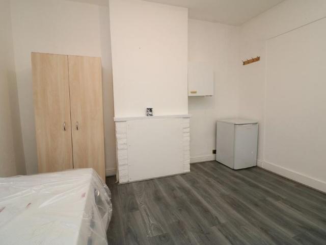 Studio for rent in London Borough of Merton, Mitcham