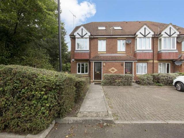 Apartment for sale in Church End, Greater London