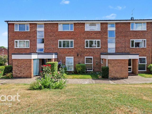 Flat for sale in London Borough of Croydon, Forestdale