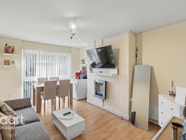 Flat for sale in London Borough of Croydon, Shirley