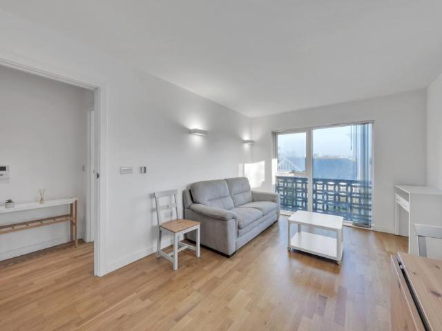 Flat for sale in London Borough of Ealing, Greater London