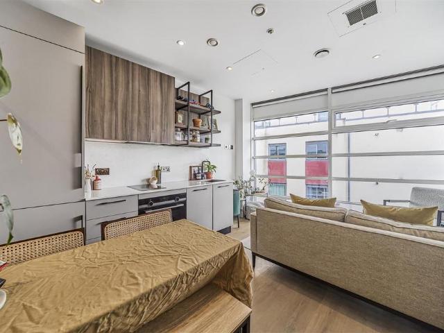 Flat for sale in Stockwell, Greater London