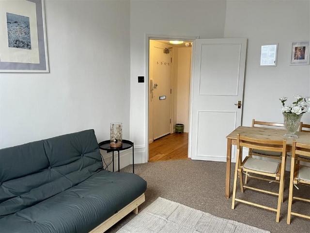 Flat for sale in Shepherd's Bush, Greater London