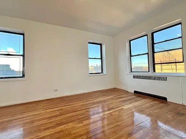 Townhouse for rent in The Bronx, Arverne