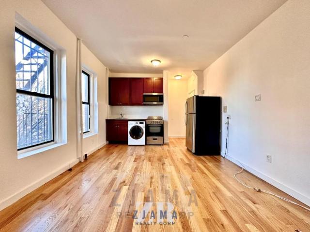 Townhouse for rent in Arverne, New York