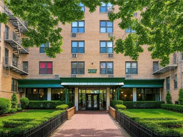 Apartment for sale in Arverne, New York
