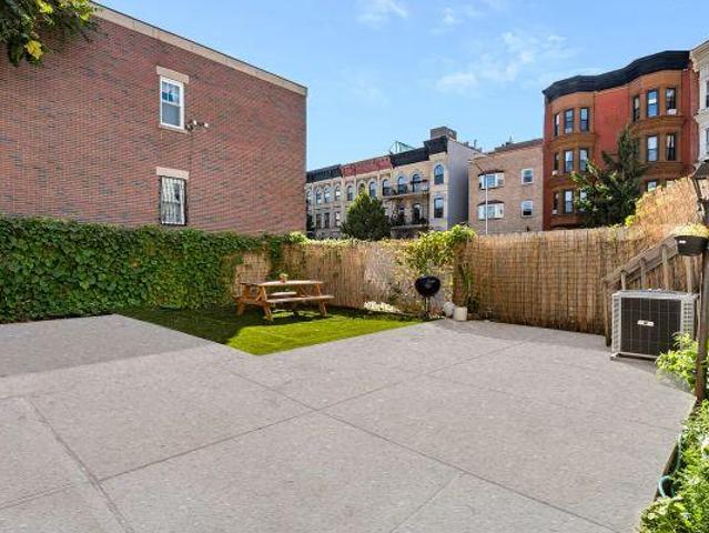Room for rent in Arverne, New York