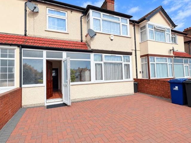 Bungalow for rent in Southall Green, Greater London