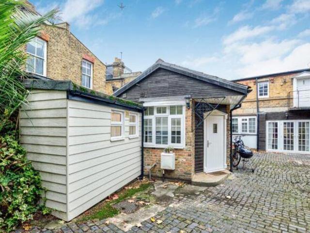 Bungalow for rent in Cat Hill, England