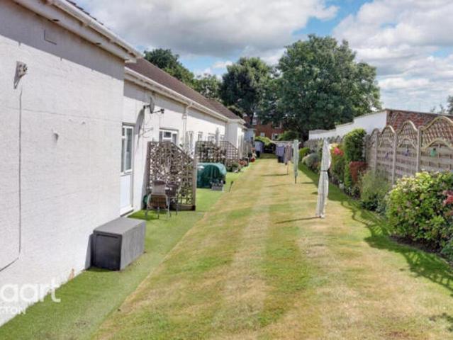 Bungalow for rent in Carshalton Beeches, Greater London