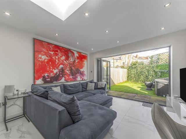 Flat for sale in Balham, Greater London
