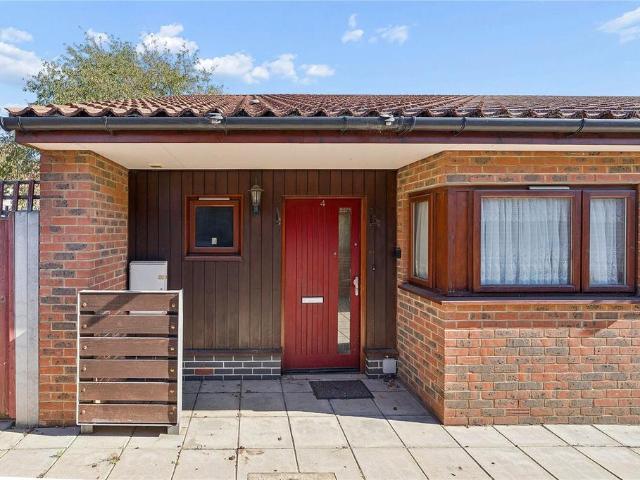 Bungalow for sale in London Borough of Barking and Dagenham, Greater London