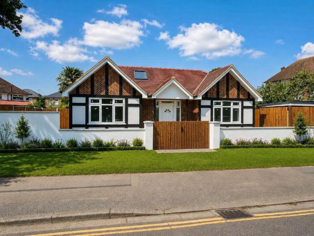 Bungalow for sale in London Borough of Hounslow, Feltham