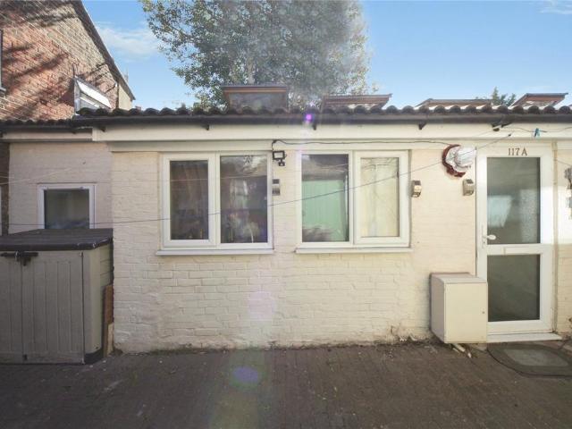 Bungalow for sale in Spring Park, Luton