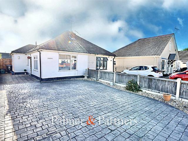 Bungalow for sale in Holland-on-Sea, Dale Hill