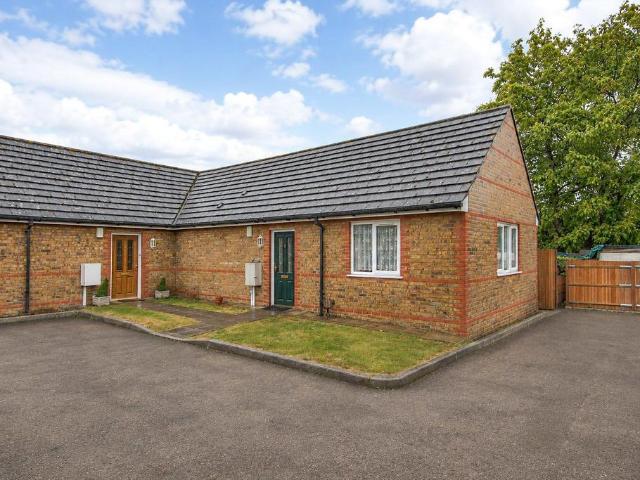 Bungalow for sale in Longfield and New Barn, Monks Orchard