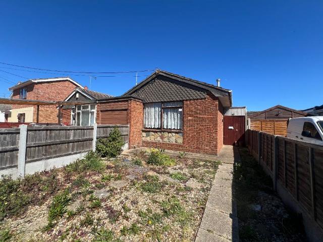 Bungalow for sale in Winter Gardens, Essex