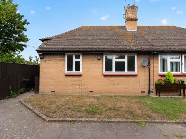 Bungalow for sale in Barnes Cray, Greater London