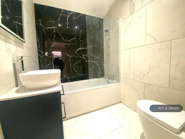 Bungalow for rent in Barkingside, Greater London