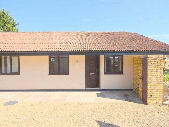 Bungalow for rent in Greater London
