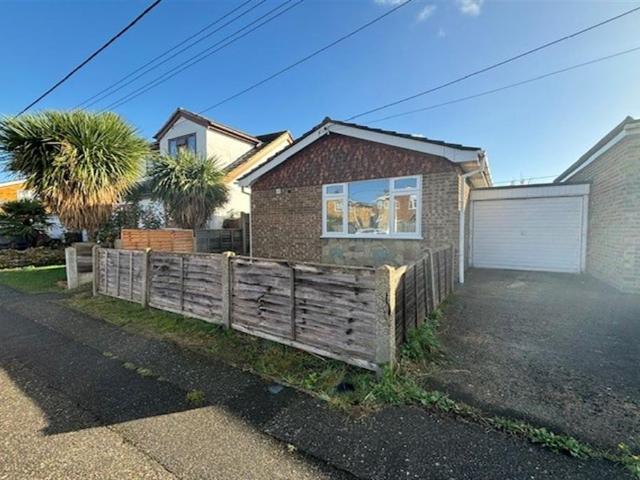 Bungalow for rent in Leigh Beck, Essex