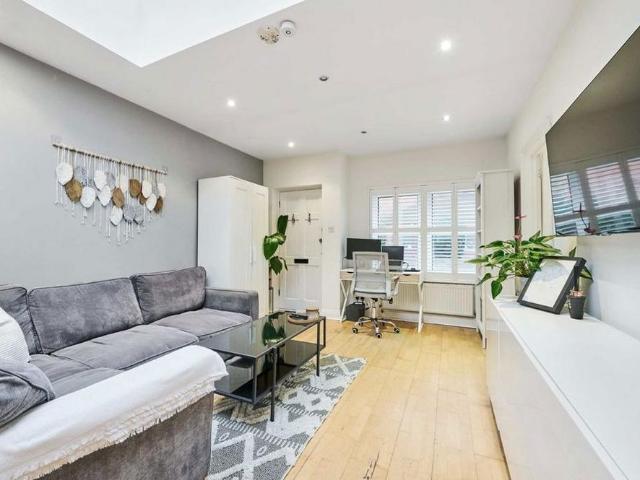 House for rent in London Borough of Merton, Raynes Park