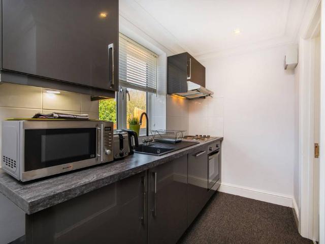 Bungalow for rent in London Borough of Croydon, Forestdale
