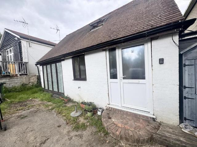 Bungalow for rent in Midway, Kent