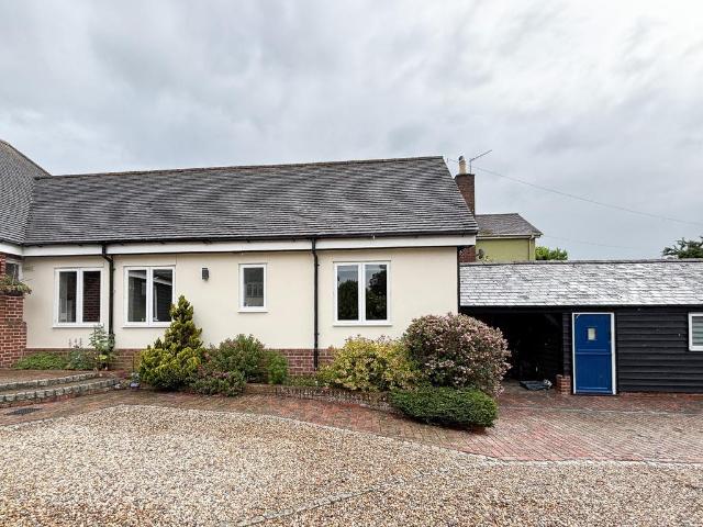 Bungalow for rent in Duton Hill, Essex