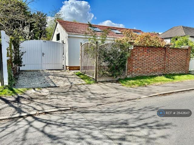 Bungalow for rent in Epsom, Surrey