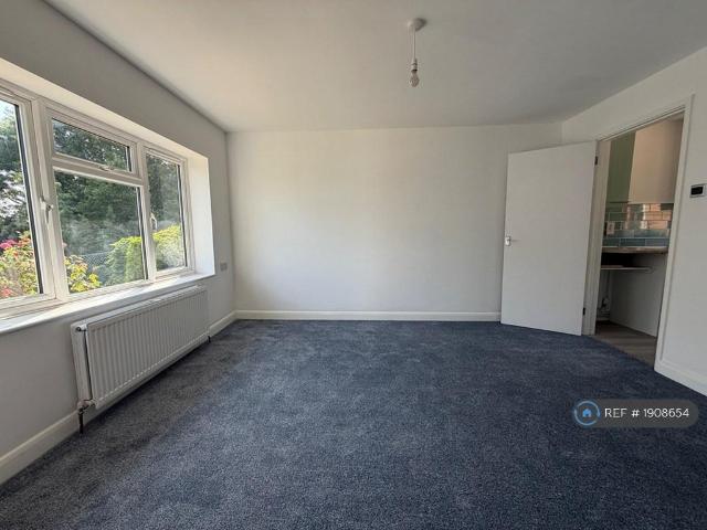 Bungalow for rent in Calcot, West Berkshire