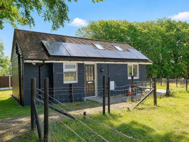 Bungalow for rent in Midway, Kent
