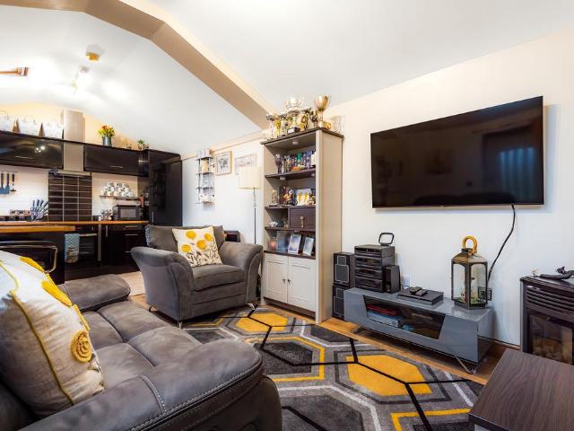 Bungalow for rent in Ramsden, Greater London