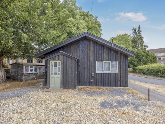Bungalow for rent in Slyfield, Westborough