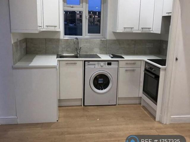 Bungalow for rent in London Borough of Hounslow, Greater London