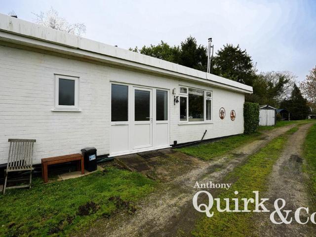 Bungalow for rent in Rochford, Barling