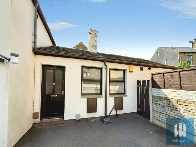 Bungalow for rent in Hillhouse, Almondbury