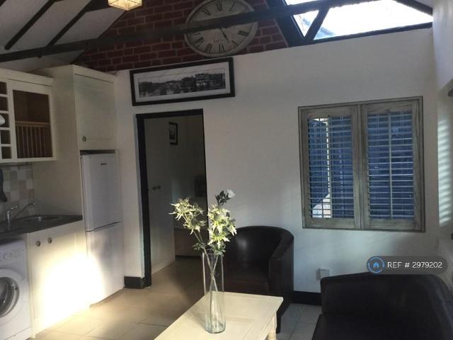 Bungalow for rent in Hillview, Surrey