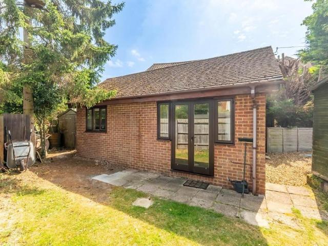 Bungalow for rent in Leighton-Linslade, Linslade