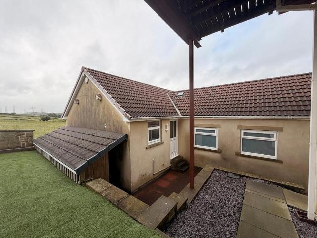 Bungalow for rent in Hunshelf, South Yorkshire