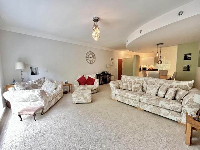House for rent in Abbey End, Green Close