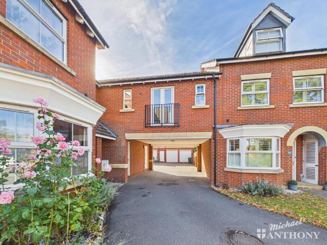 Flat for sale in Weston Turville, Buckinghamshire