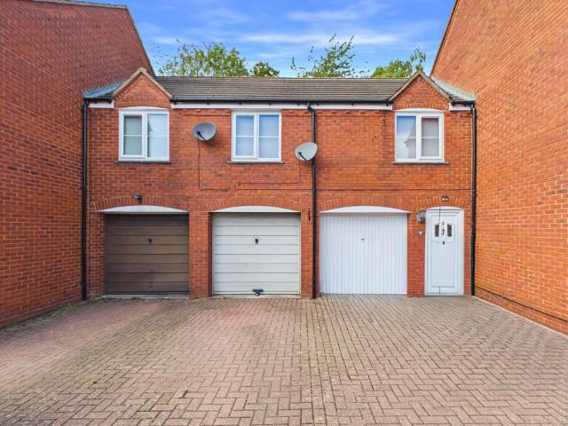Flat for sale in Chequers, Gloucester