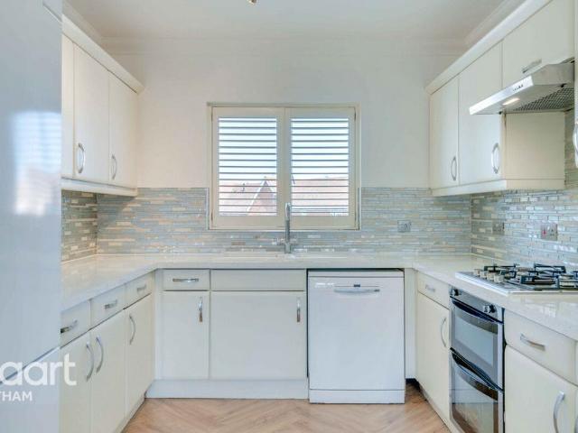 Flat for sale in Chipping Hill, Essex