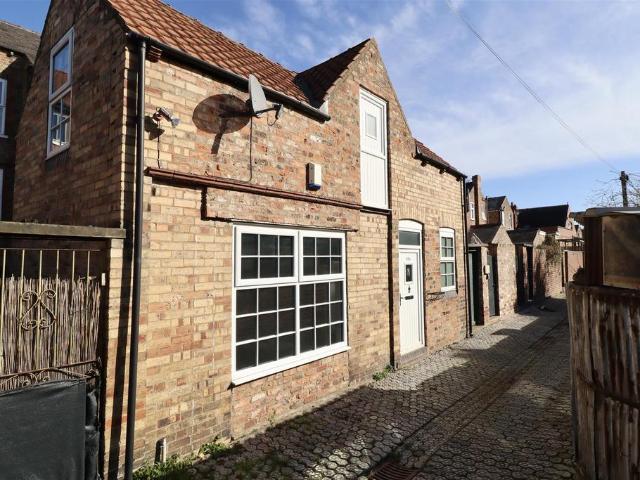 House for sale in High Field, York