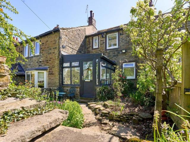 House for sale in Almondbury, West Yorkshire
