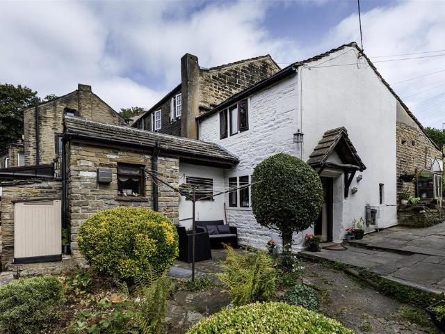 House for sale in Longwood, West Yorkshire